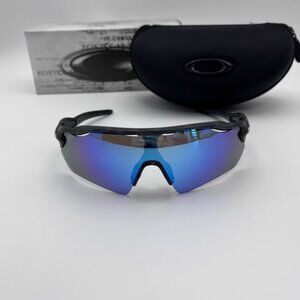 Oakley Sport Sunglasses – Blue Mirror Lenses, Lightweight & Stylish